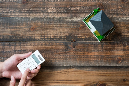 不動産査定を行う人