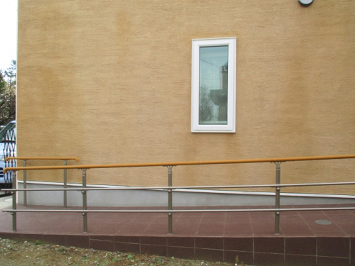 一戸建ての玄関先に造られたスロープ