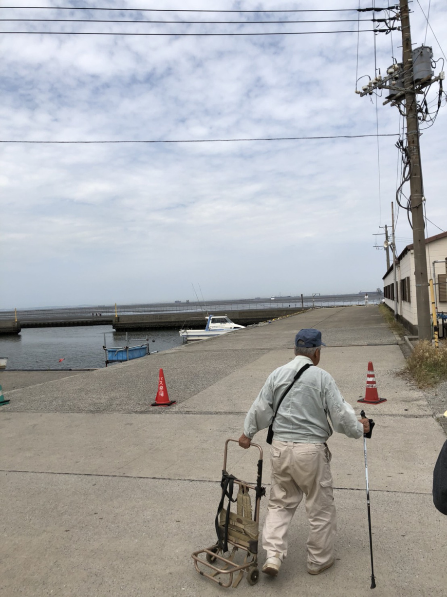 江川海岸にて潮干狩りに臨む大家さん