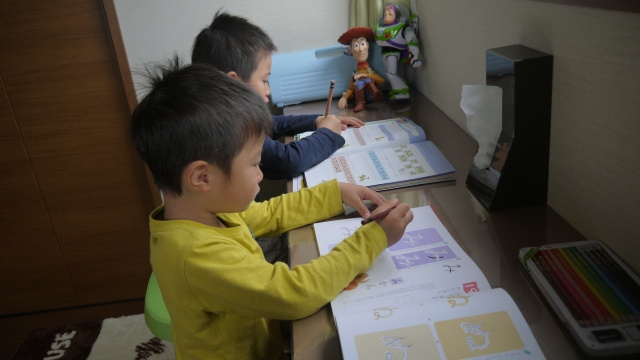 賃貸の子ども部屋で宿題をする兄弟