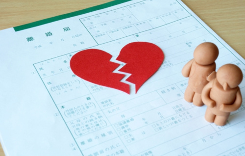 離婚を機に家を売却する夫婦