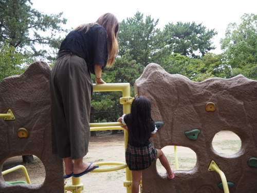 厚木市の公園で遊ぶ親子
