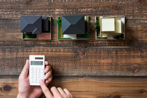 不動産の査定をしているところ