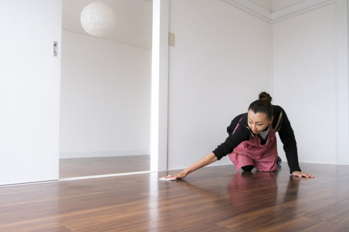 退去の準備をする女性