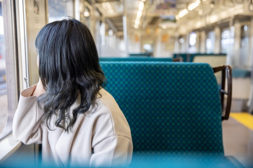 就職のために上京する女性