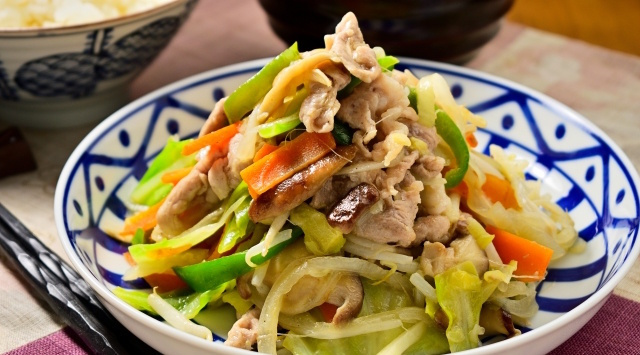 簡単でおいしい自炊メニューのひとつ「野菜炒め」