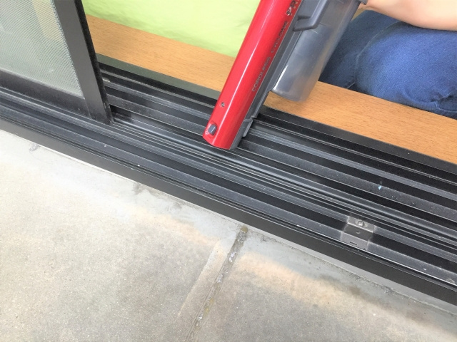 乾いた状態で汚れを取る