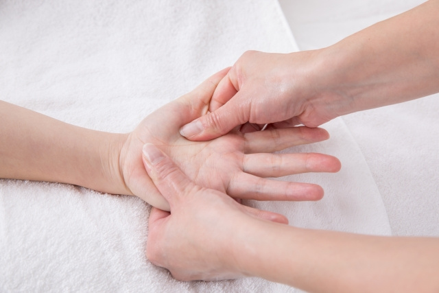 【熱中症の初期症状を緩和できるツボとは?】セルフで簡単!効果的な方法まとめ