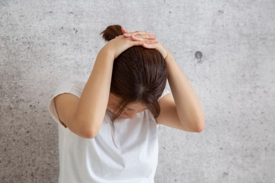 両手を頭の後ろで組み、お辞儀をするように両手で頭を押さえます
