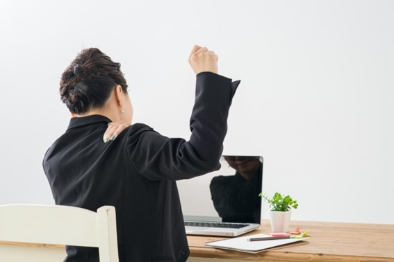 なぜ肩がこった感じを受けるのか?