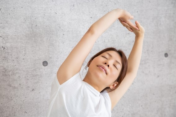 両手を組み、腕を伸ばします。
