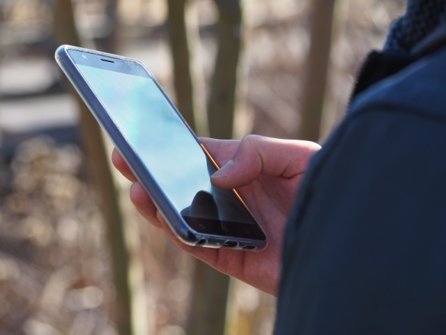 冬場にスマホのバッテリーが減りやすくなるのは本当?