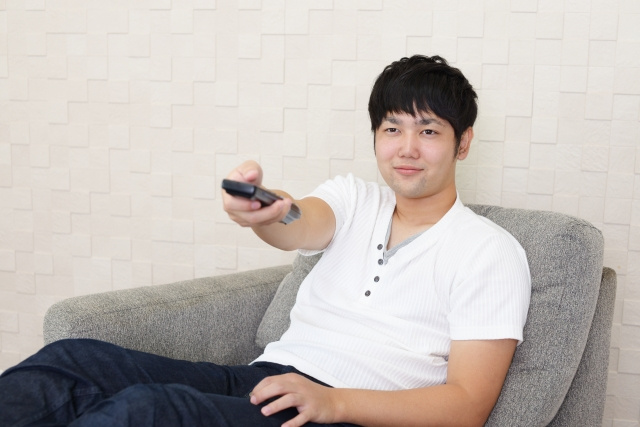 テレビの高さは「画面の中心を目線より少し低く」が理想