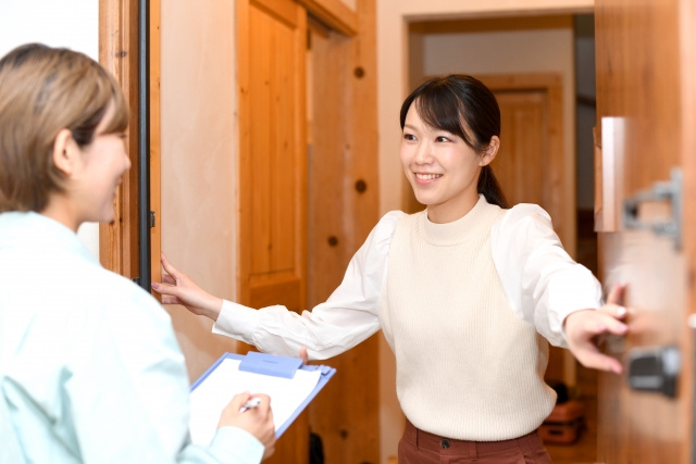 日本の玄関はなぜ外開きが一般的なのか