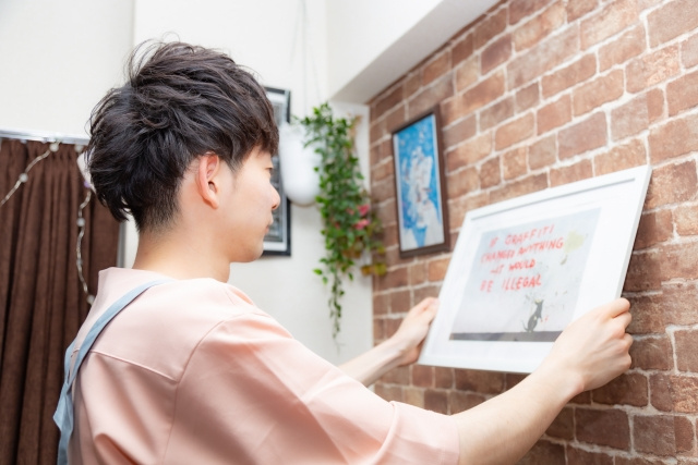 壁に絵を飾ることは可能?原状回復の観点から