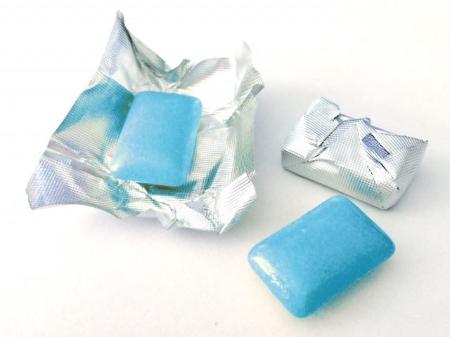 カーペットにくっついたガムを剥がす方法は?