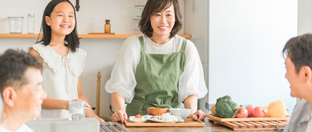 賃貸物件で団らんしている家族