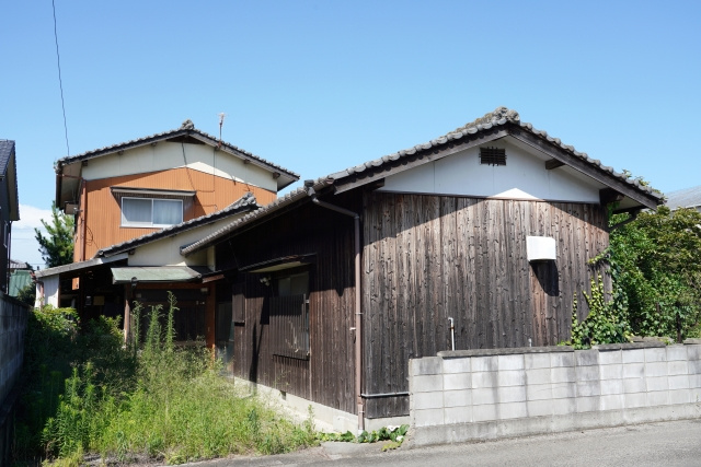 誰も住んでいない家の傷みが酷いわけは?劣化を防ぐ方法も解説