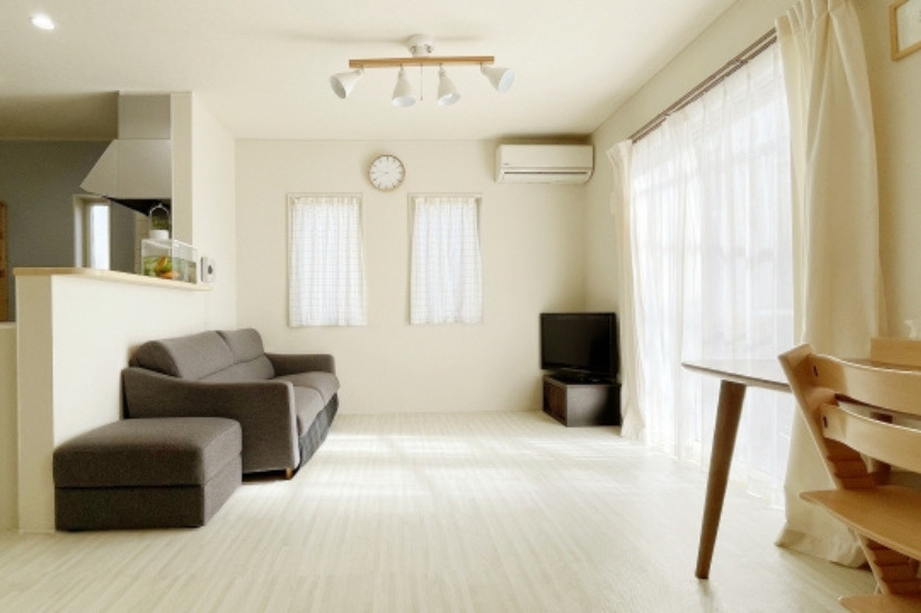 シンプルな部屋の内装