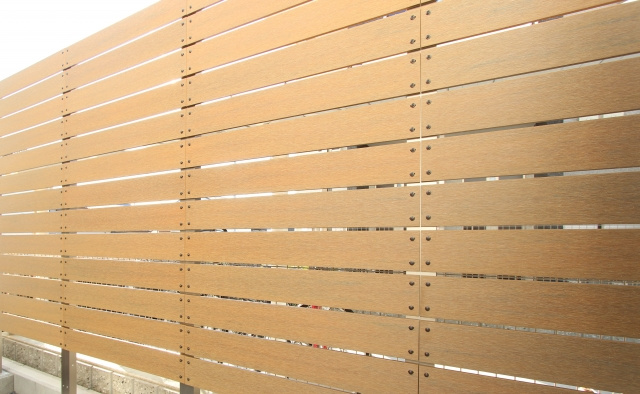 賃貸物件のベランダの目隠しに使えるフェンスを知りたい!DIYの方法も解説