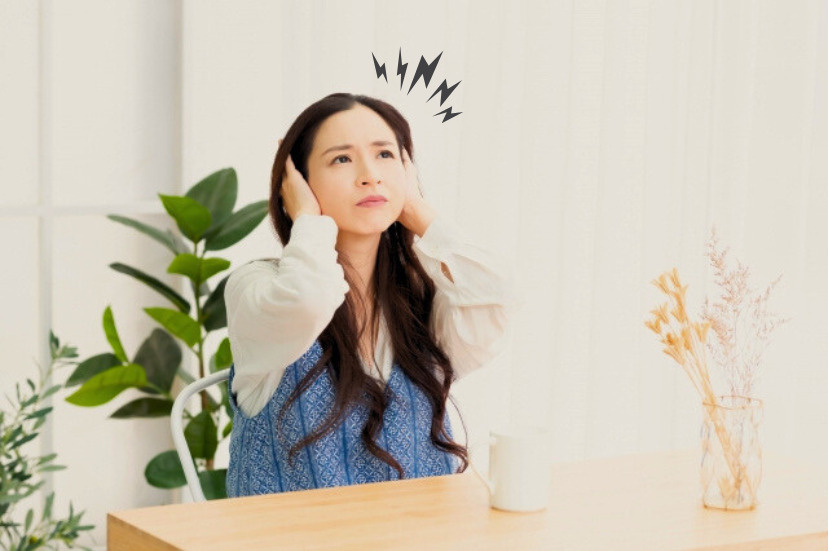騒音で頭を抱える女性