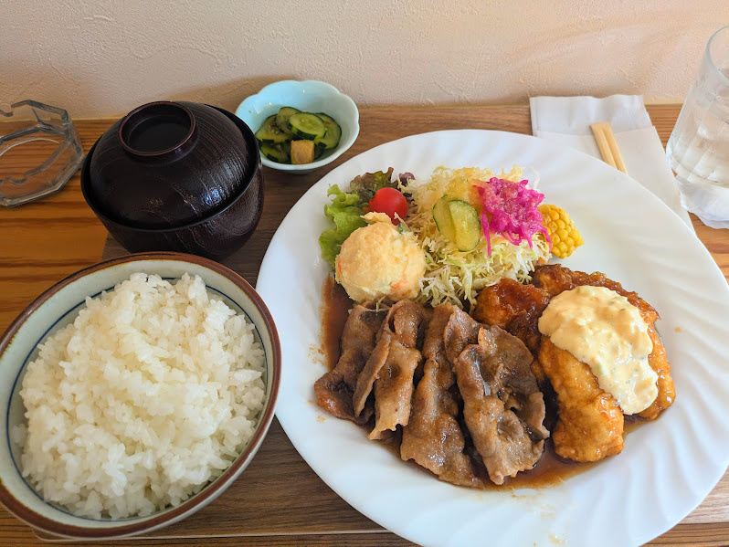 ボリューム満点のチキン南蛮と生姜焼きのセット写真