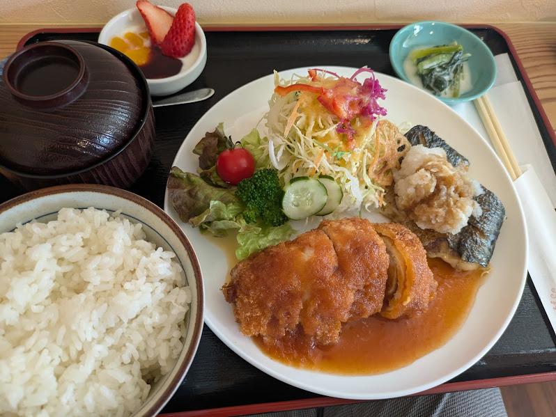 チーズロールチキンカツと焼きサバがメインの日替わりランチプレート