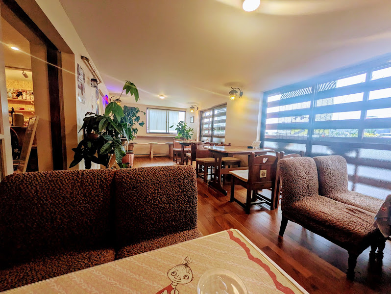 観葉植物とカウンター席のある落ち着いたカフェジャンクの店内写真