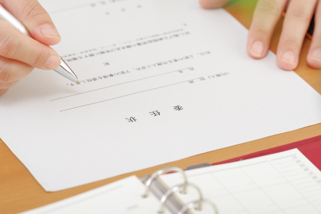 不動産売却は海外在住でも可能?手順や注意点についても解説