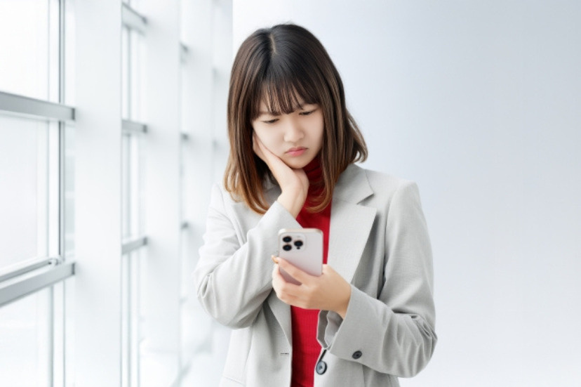 悩んでいる女性