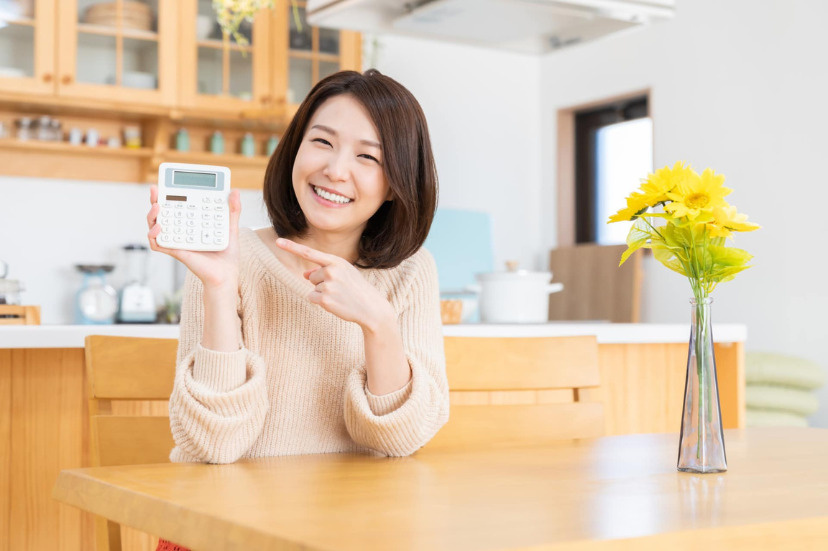 電卓を持った女性