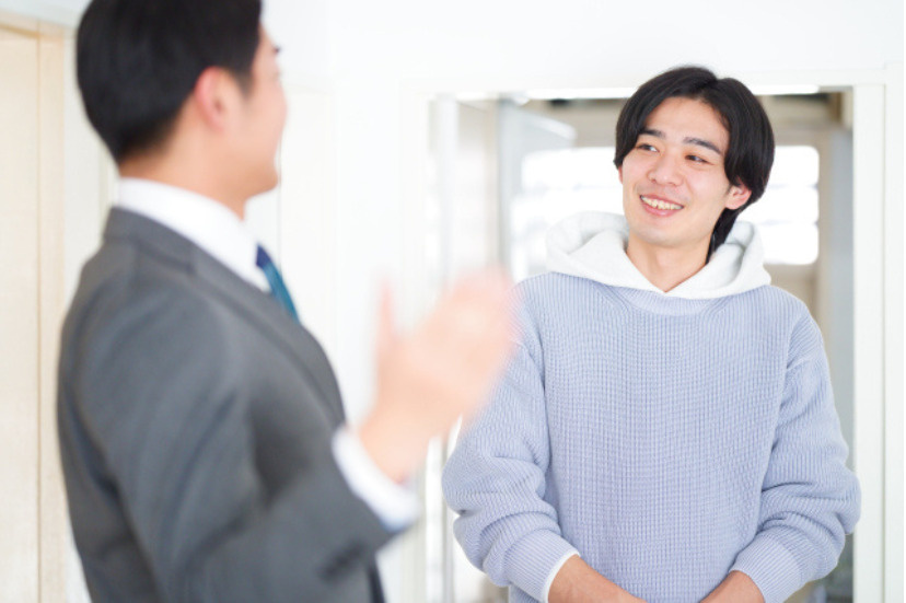 内見をする男性と不動産会社の人