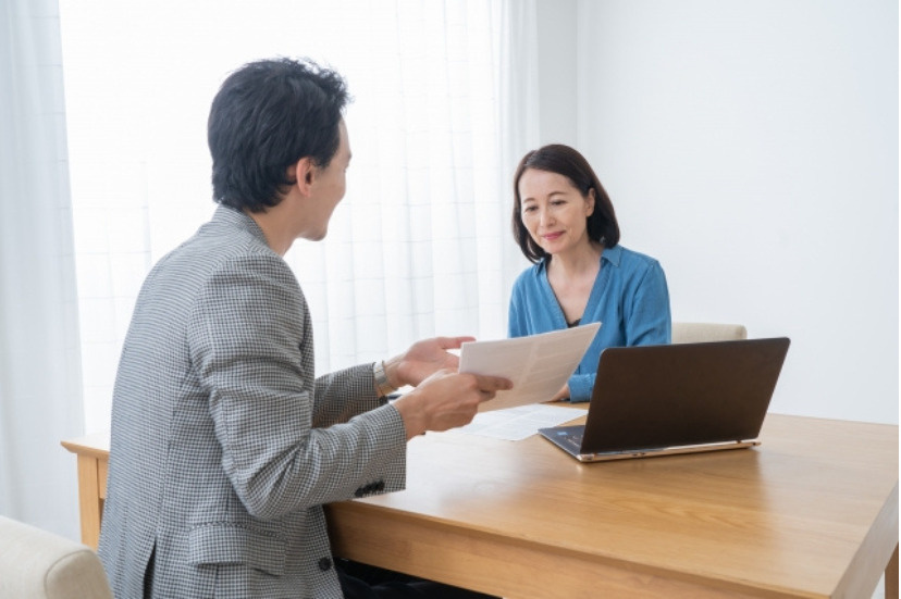 賃貸経営について説明を受けている女性