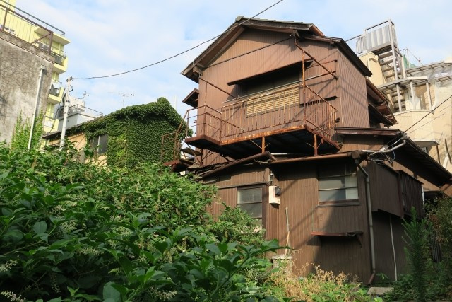 空き家の雑草は放置しても大丈夫?対策や依頼費用についても解説
