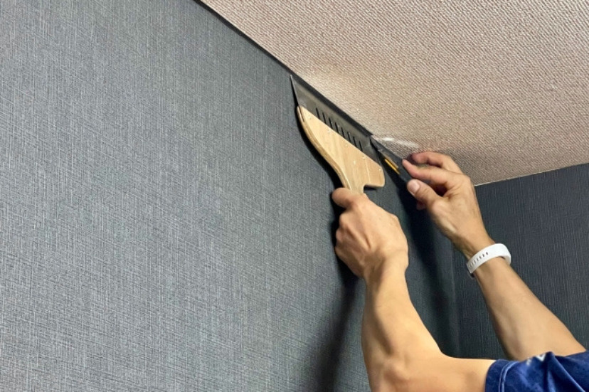 壁を塗りなおす作業員の男性