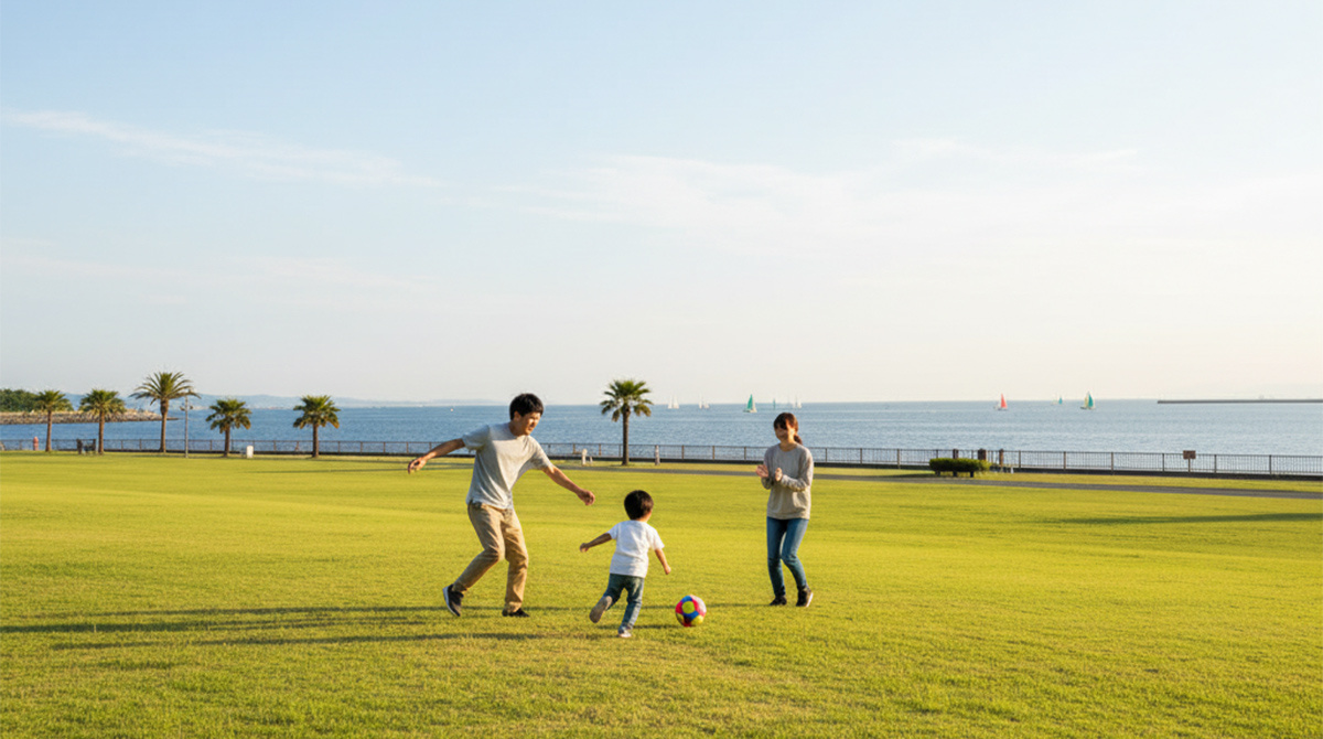 南芦屋浜の海が見える公園で遊ぶ家族
