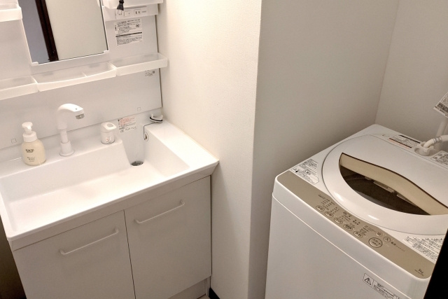 一人暮らしの場合はコインランドリー利用と洗濯機購入、どちらの方が良い?