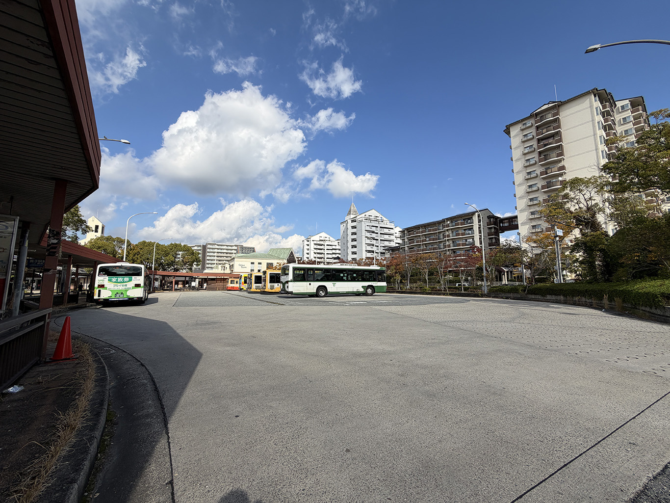 学園都市駅バスロータリー