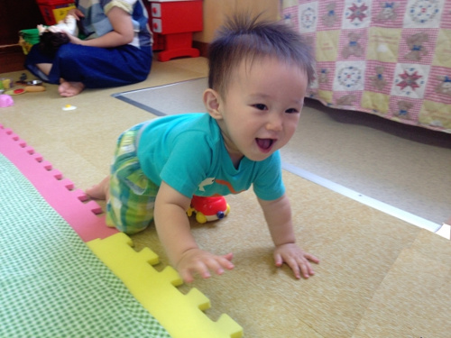 保育園で遊ぶ赤ちゃん