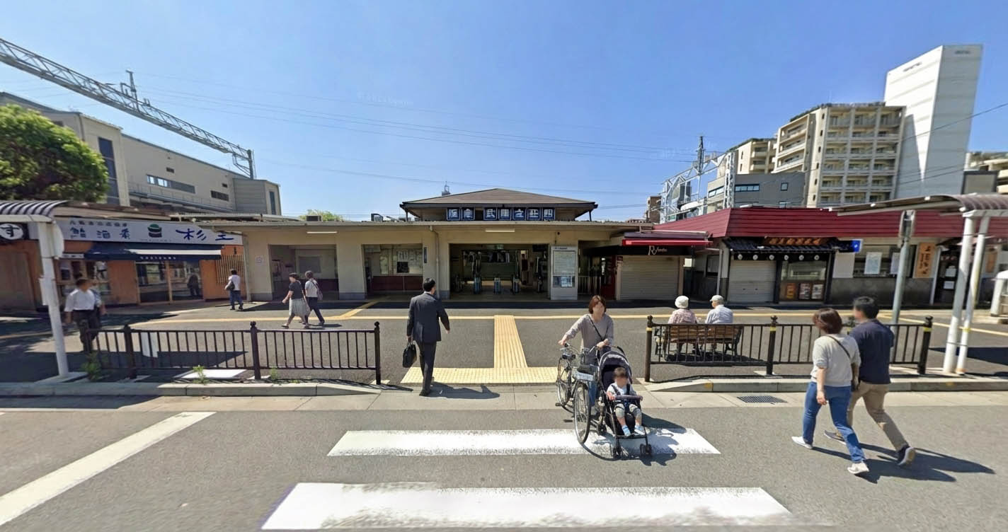 武庫之荘駅前の象徴的なロータリーと、整備された美しい桜並木の通り