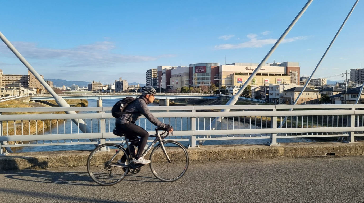 武庫川のサイクリングロードを走り、西宮ガーデンズ方面へ向かう様子