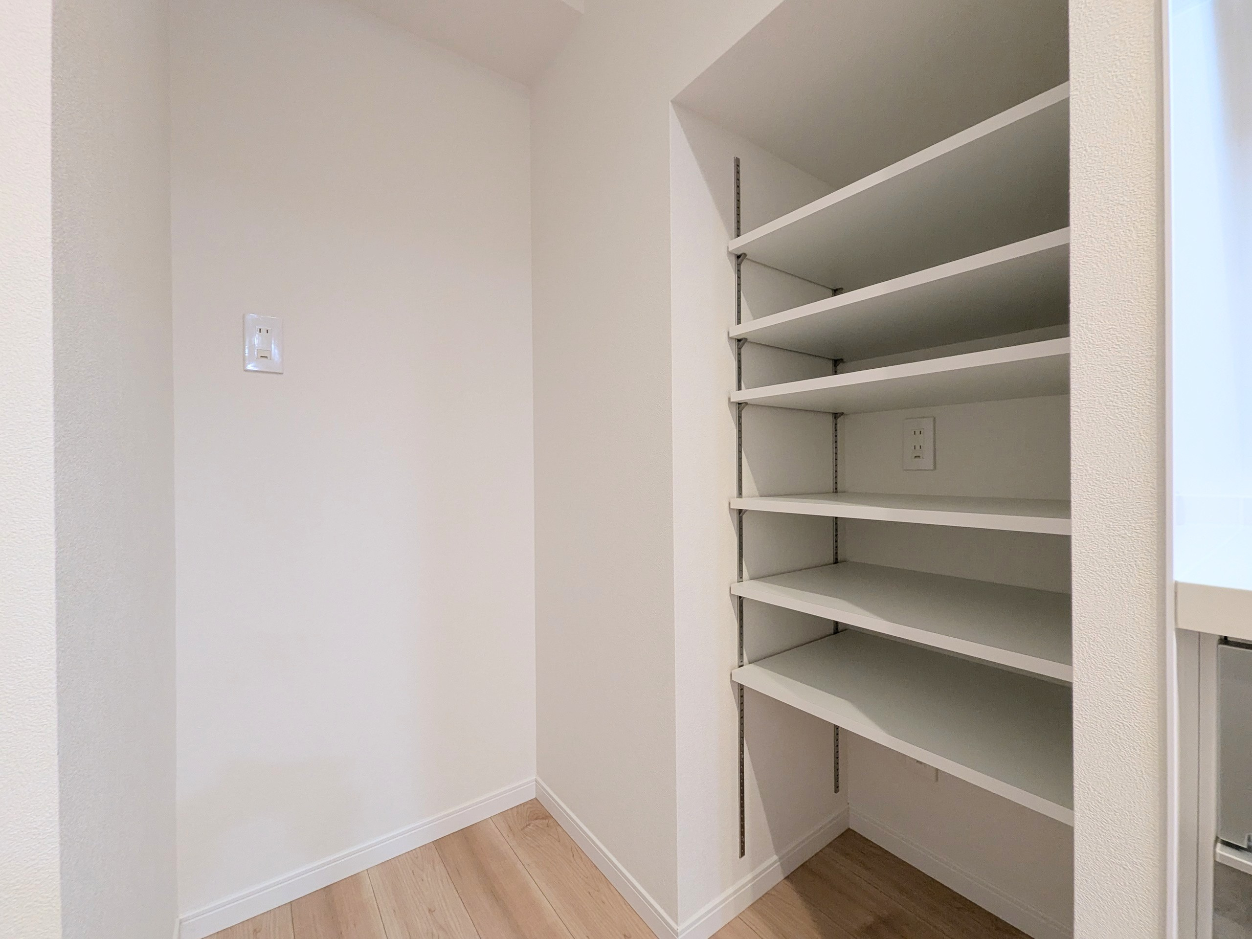 冷蔵庫置場と収納棚