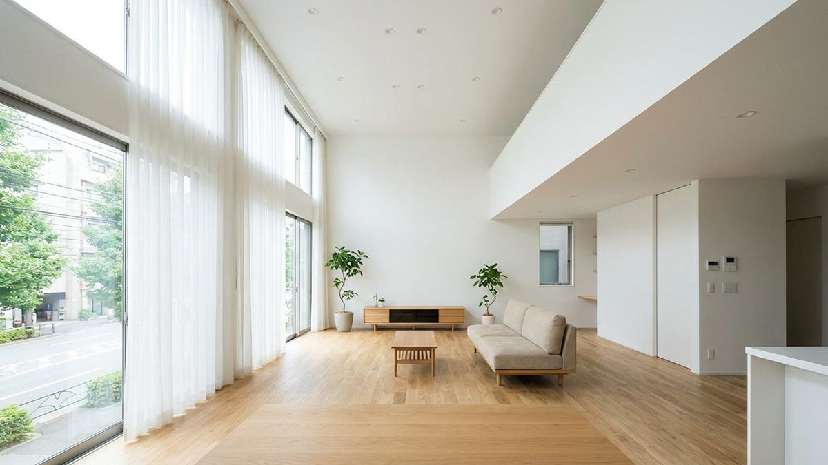 広々としたリノベーション済みリビング。窓からの光と天井の高さが開放感を演出している