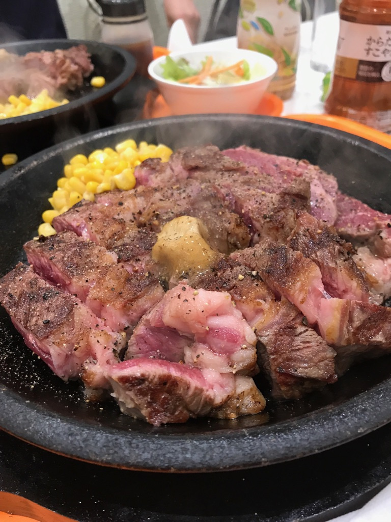 鉄板の上で美味しそうにたたずむいきなりステーキのステーキ