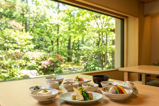 「韻松亭」の特徴」四季の風景と伝統の味