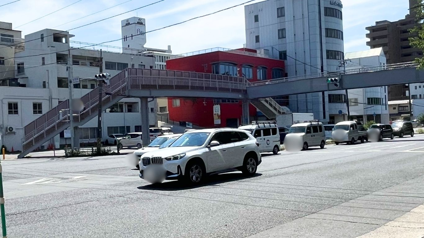 小学校角に位置する桜馬場交差点と人気のベーカリー