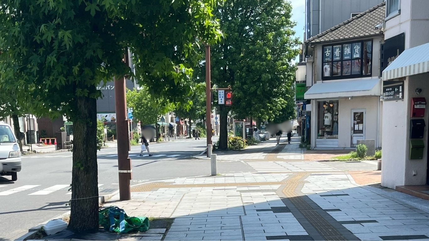 平和通りの美しい緑の並木道