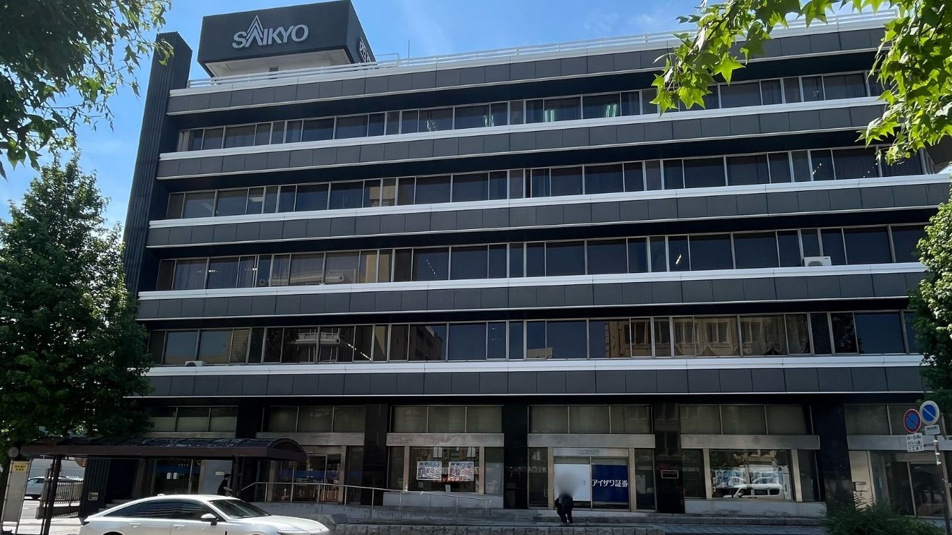 和通り沿いのオフィスビルや金融機関が並ぶ風景