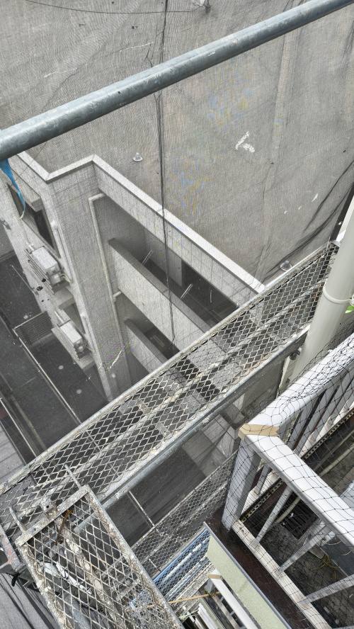 建物の各階に沿って組まれた足場