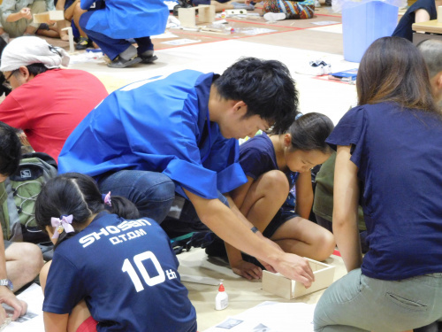 【大工さんとつくろう!親子木工教室会場の様子】